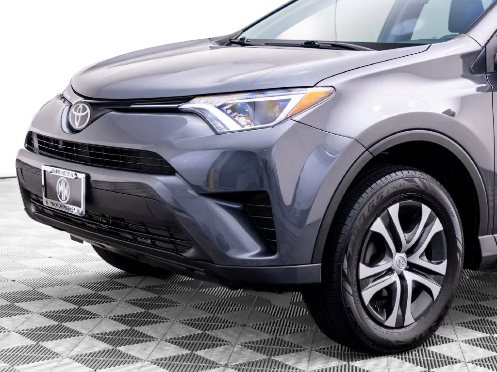 Used 2018 Gray Toyota LE image 34