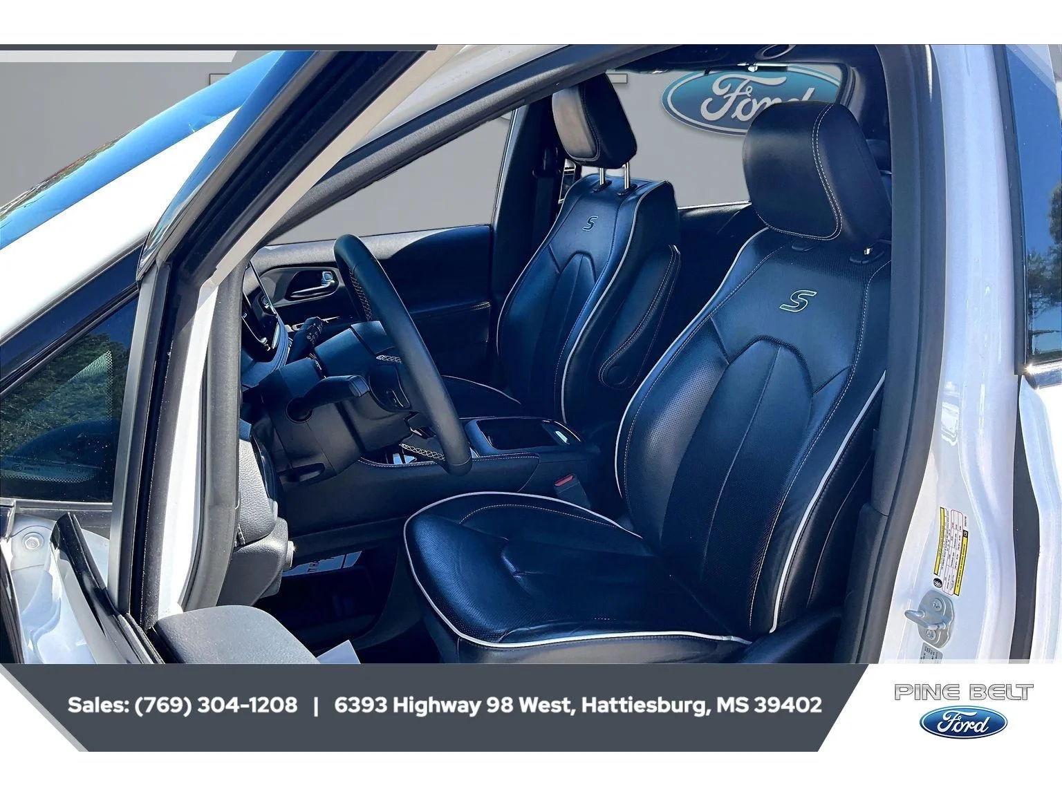 Used 2025 Bright White Clearcoat Chrysler Limited image 18