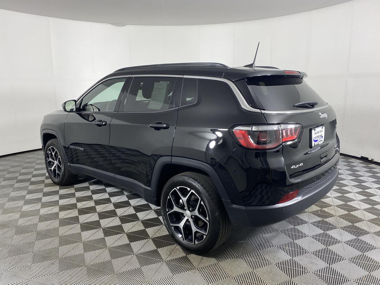 Used 2024 Diamond Black Crystal Pearlcoat Jeep Limited image 9