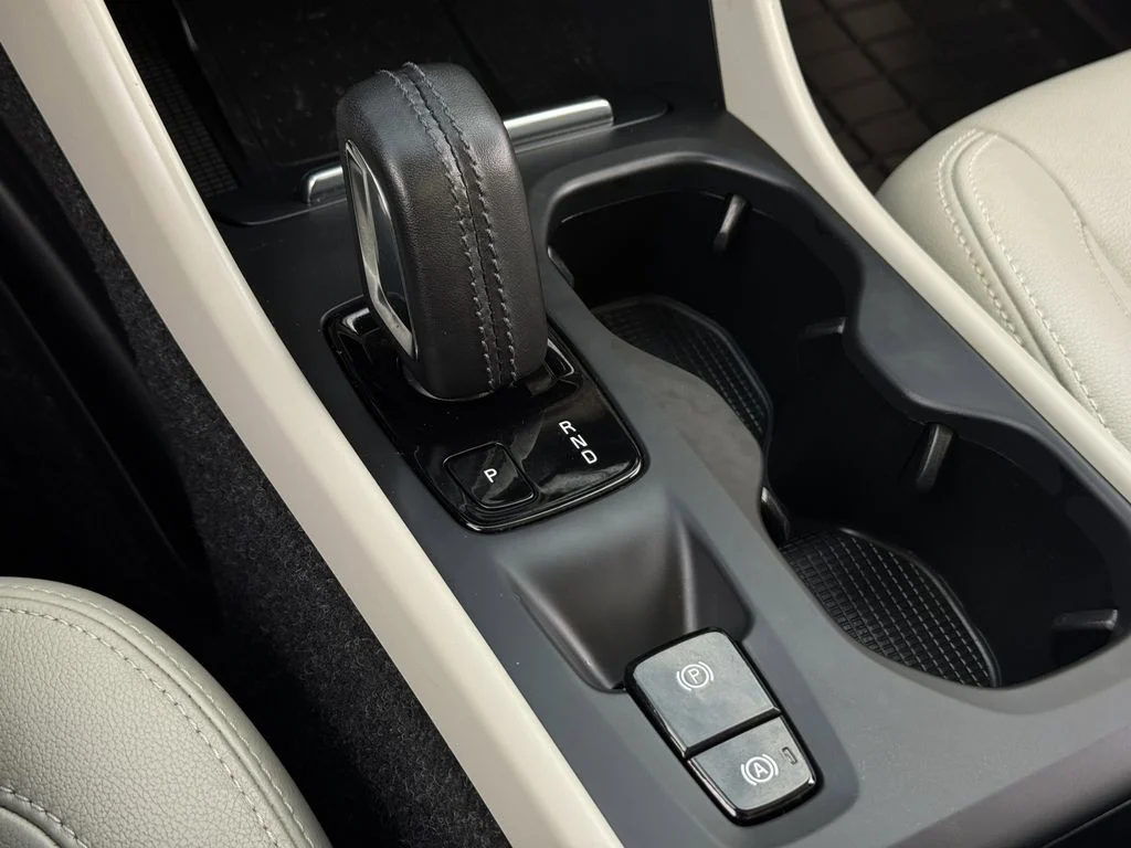Used 2020 Black Volvo Momentum image 19