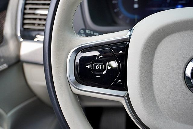 Used 2025 Black Volvo B6 Plus 6-Seater image 33