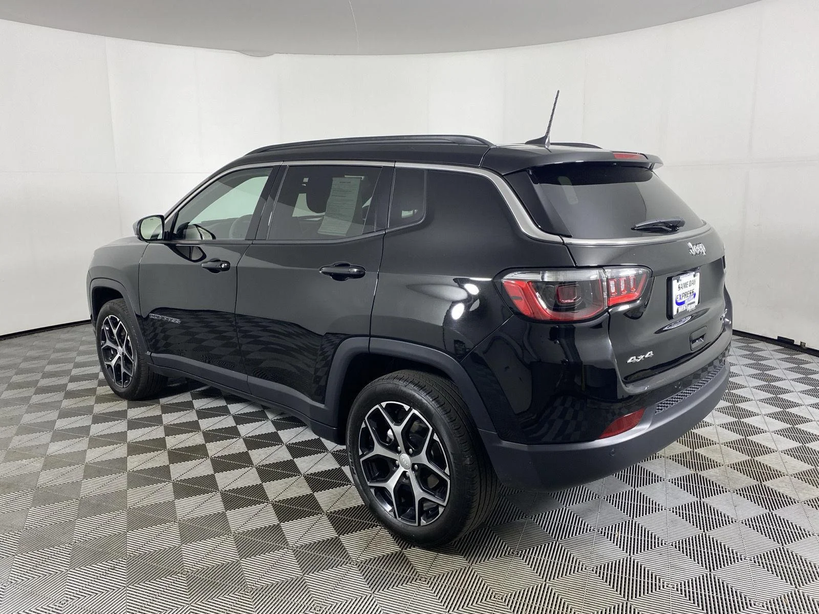 Used 2024 Diamond Black Crystal Pearlcoat Jeep Limited image 9