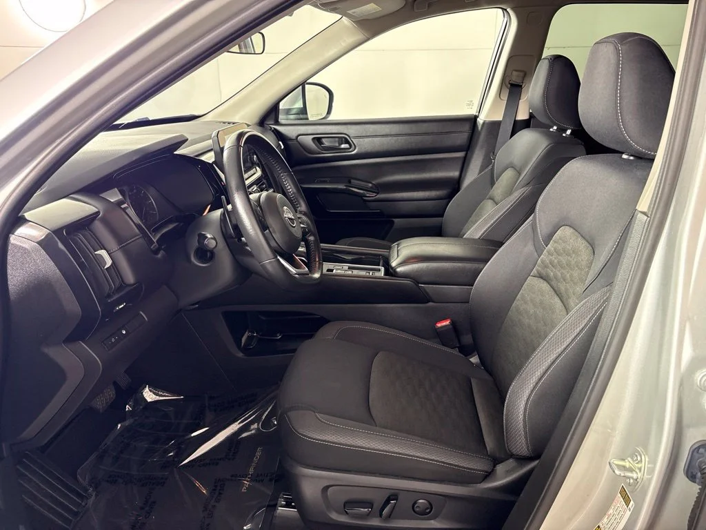 Used 2024 Silver Nissan SV image 28