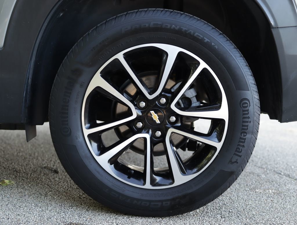 Used 2025 Sterling Gray Metallic Chevrolet LT image 33
