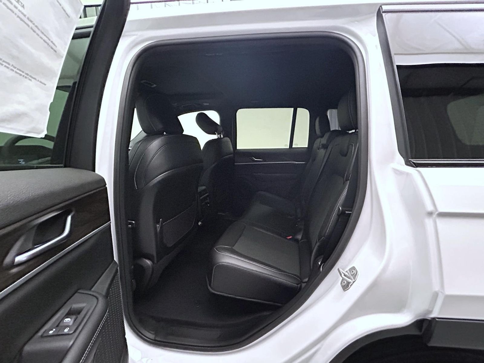 New 2026 Bright White Clear-Coat Exterior Paint Jeep Altitude image 19