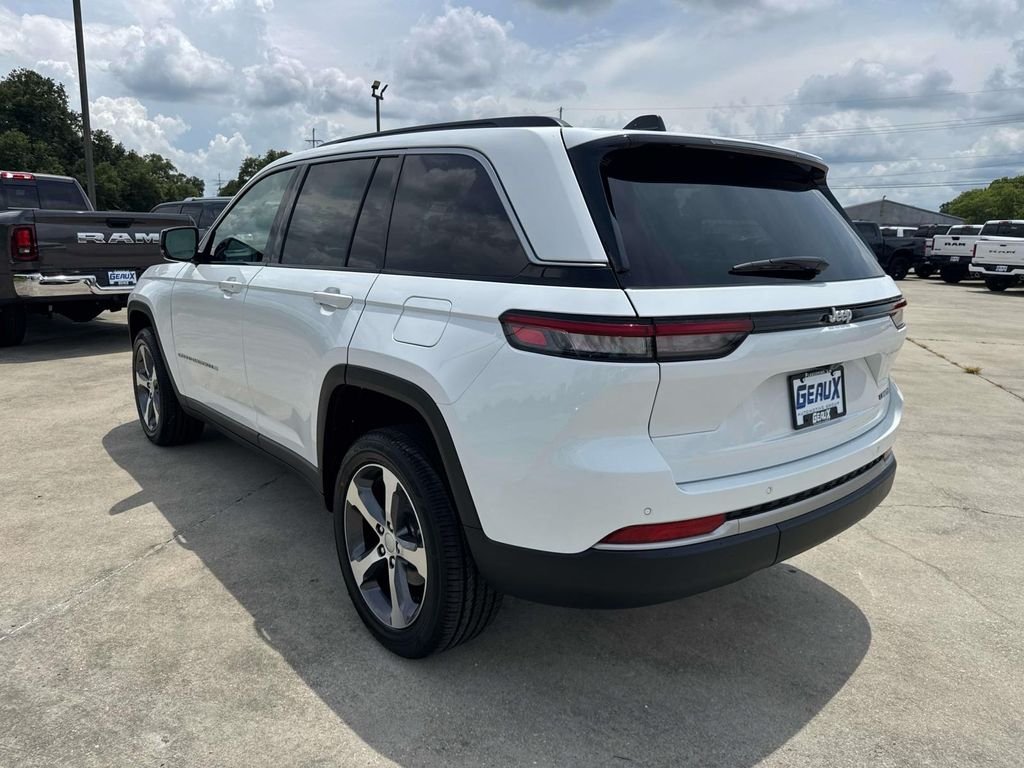 New 2026 Bright White Clear-Coat Exterior Paint Jeep Limited image 12