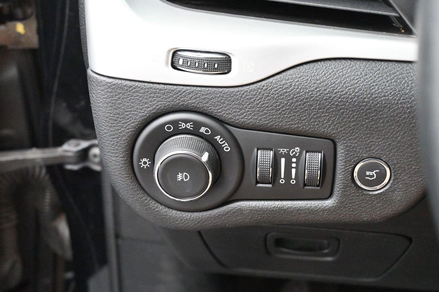 Used 2018 Diamond Black Crystal Pearlcoat Jeep Trailhawk image 25