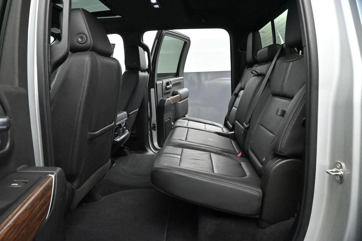 Used 2020 Silver Ice Metallic Chevrolet High Country image 33