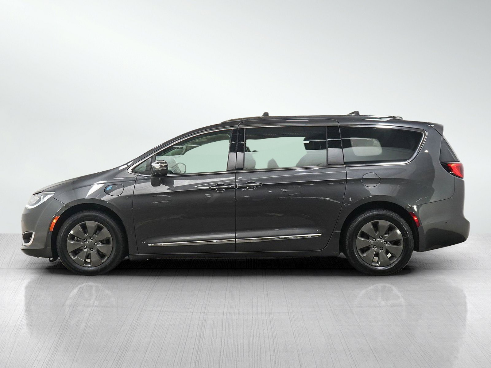 Used 2018 Chrysler Pacifica Hybrid Limited with VIN 2C4RC1N70JR105574 for sale in Burnsville, Minnesota