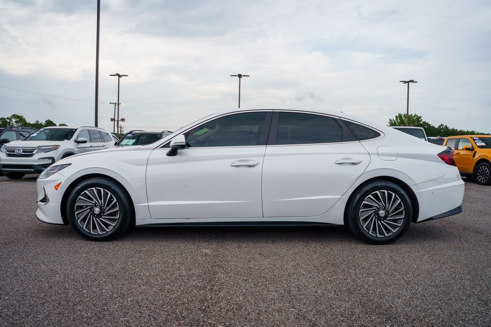 Used 2022 White Hyundai Limited image 4