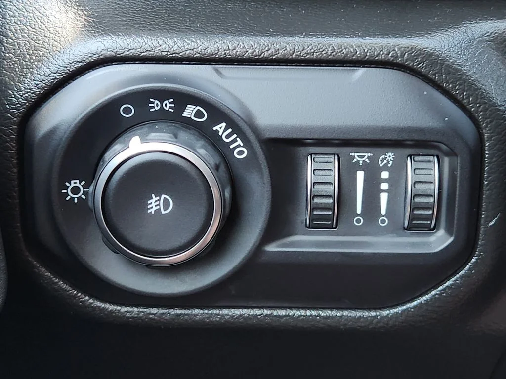 Used 2022 Hydro Blue Pearlcoat Jeep Unlimited Sahara Altitude image 24