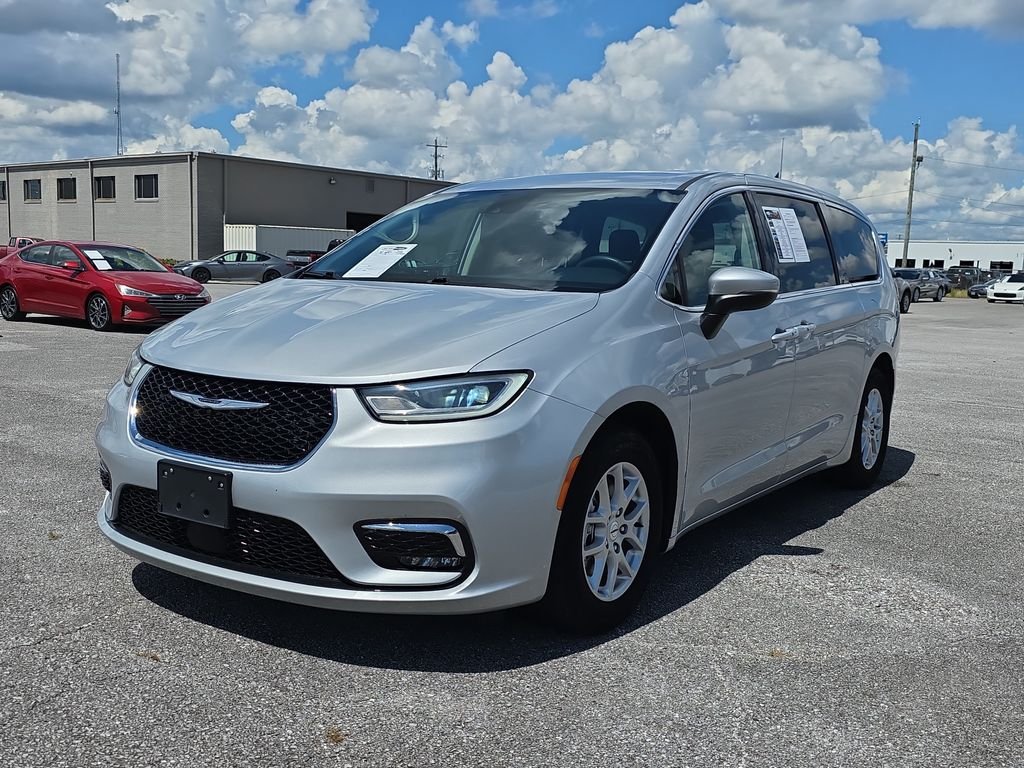 Used 2023 Silver Mist Clearcoat Chrysler Touring L image 4