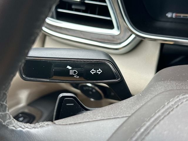Used 2017 Green Lincoln Select image 24