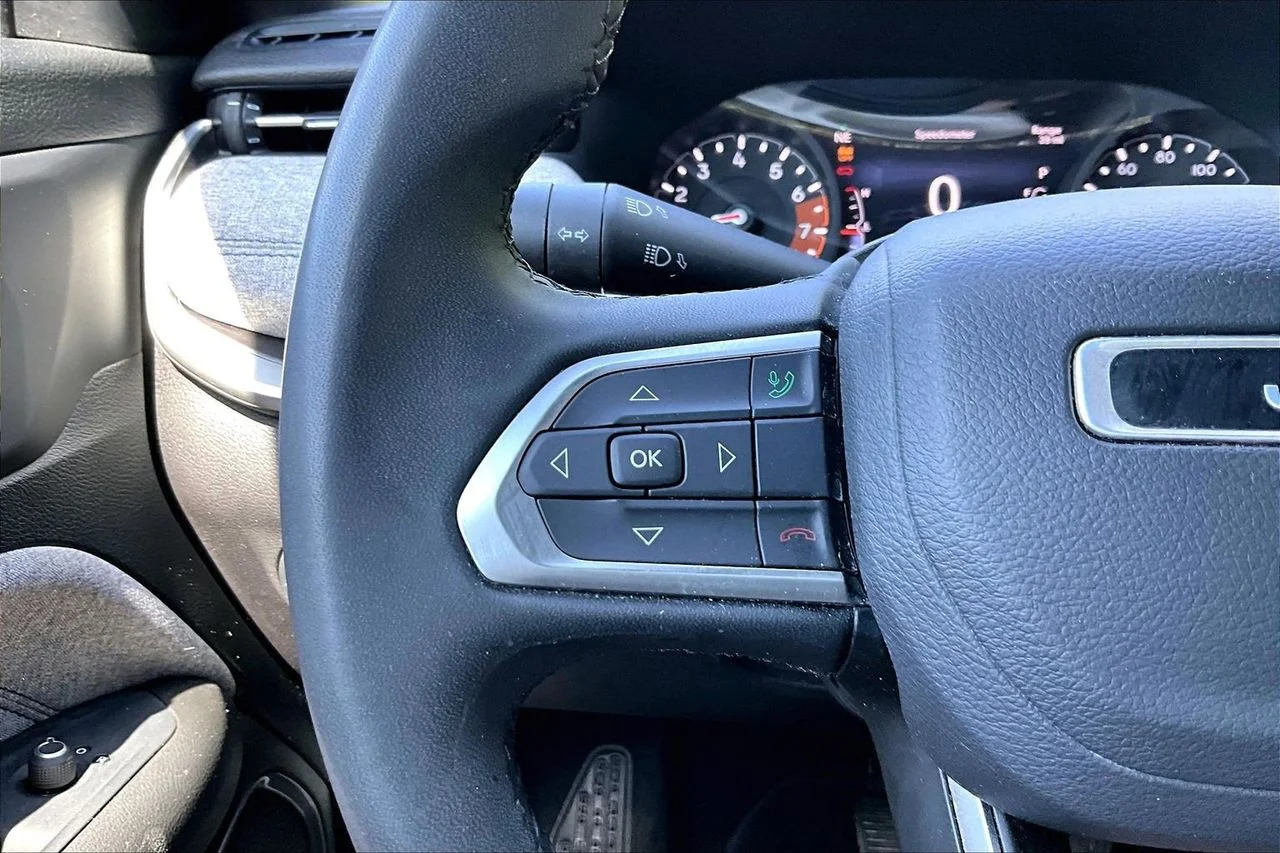 Used 2024 White/off-white Jeep Latitude image 27