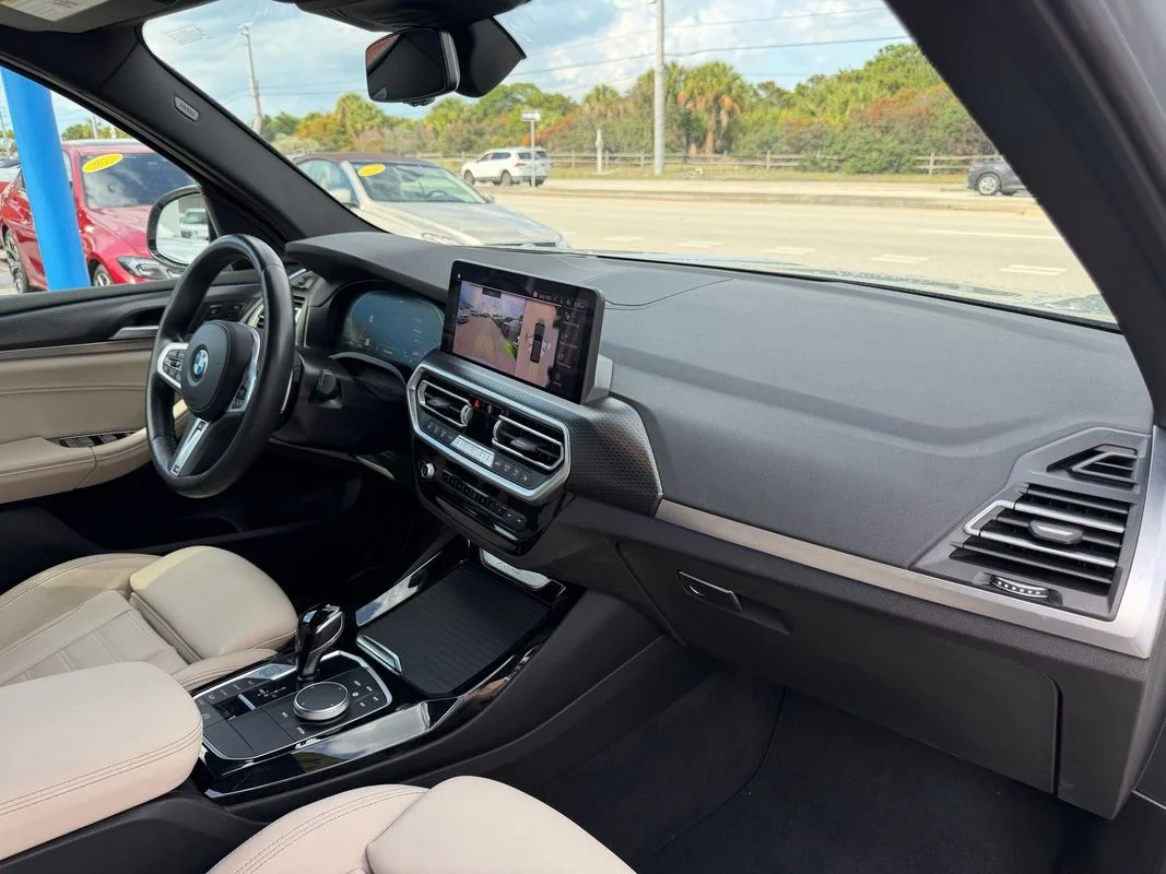 Used 2024  BMW xDrive30i image 23