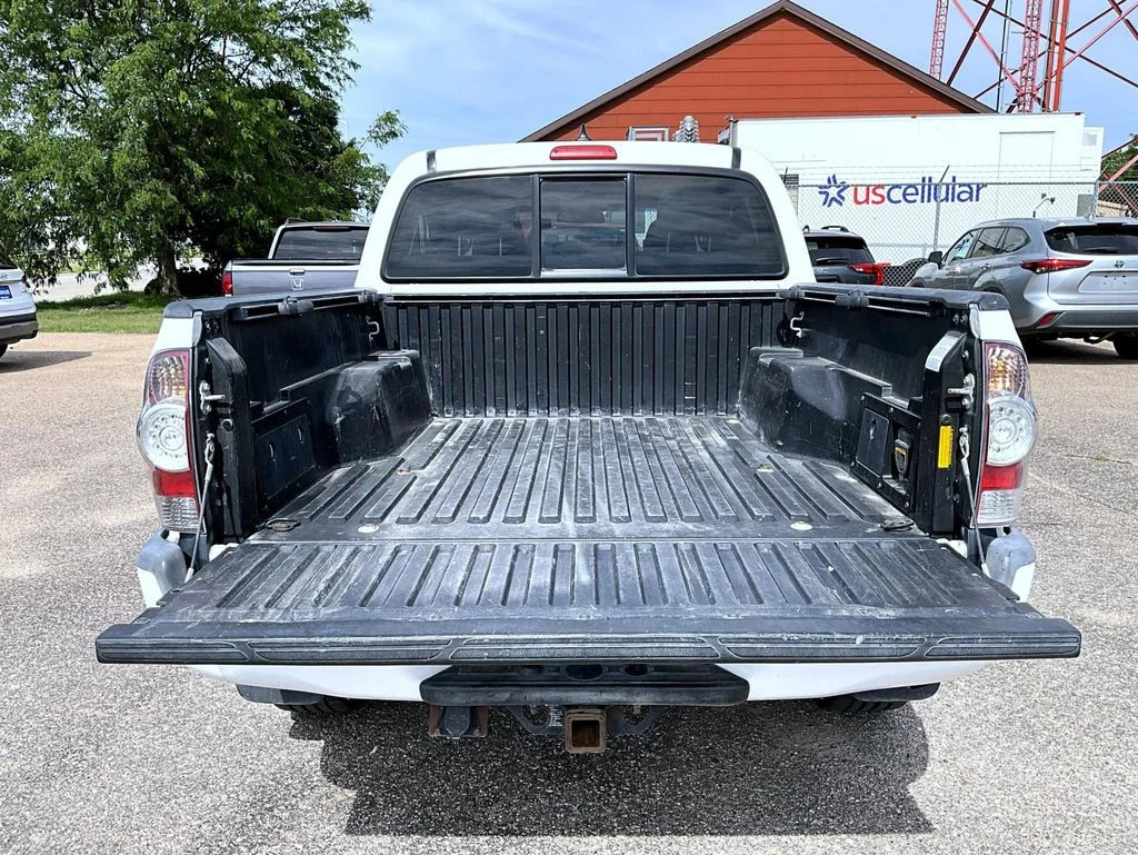 Used 2014 White Toyota Base image 20
