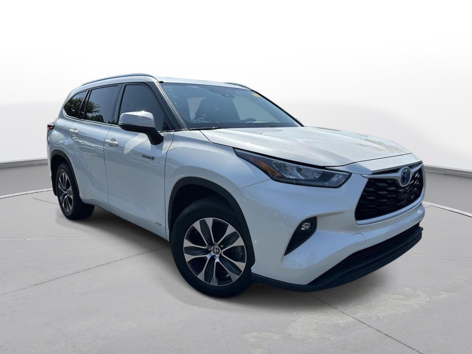 Used 2020 Blizzard Pearl Toyota XLE image 4