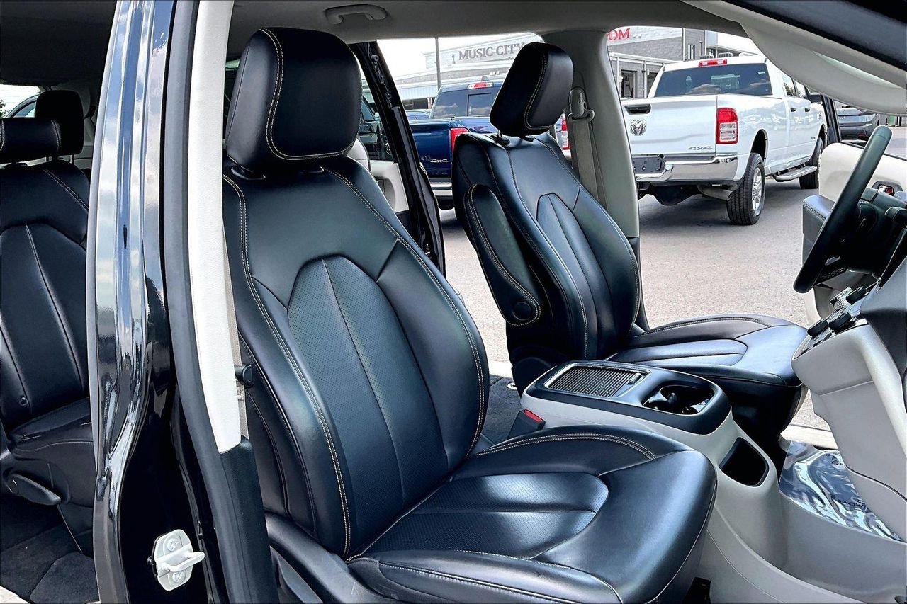 Used 2023 Brilliant Black Crystal Pearlcoat Chrysler Touring L image 30