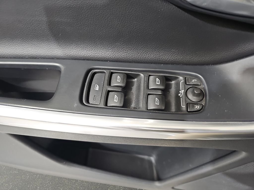 Used 2015 Silver Volvo T6 image 29