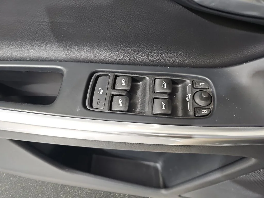 Used 2015 Silver Volvo T6 image 29