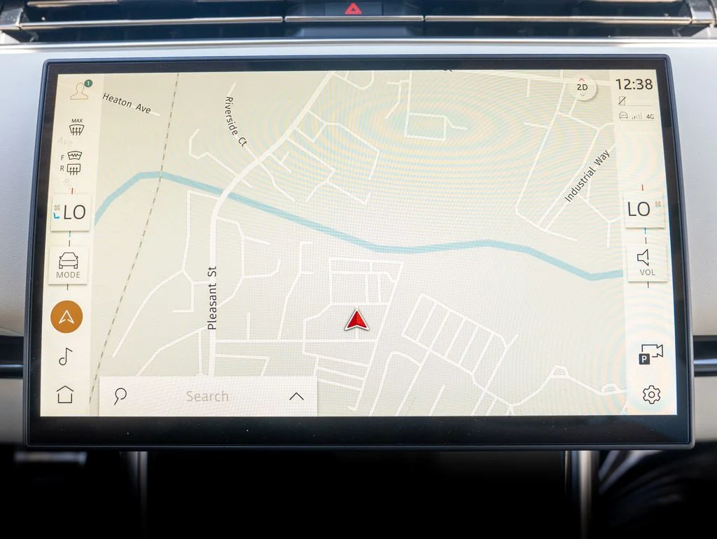 Used 2025 White Land Rover SE image 29