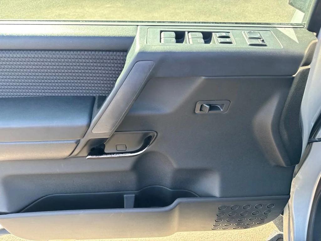 Used 2010 Silver Nissan SE image 19