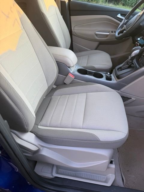 Used 2016 Blue Ford SE image 9