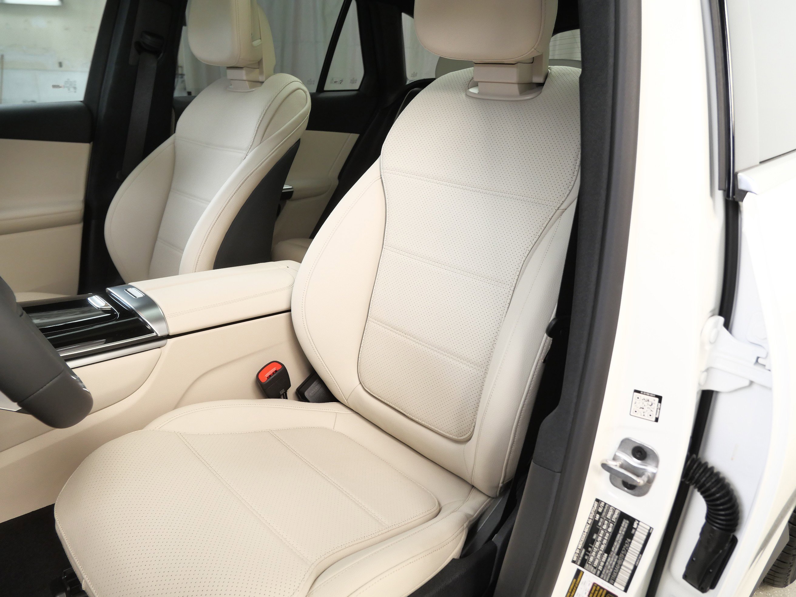 New 2026 Polar White Mercedes-Benz GLC 300 image 3
