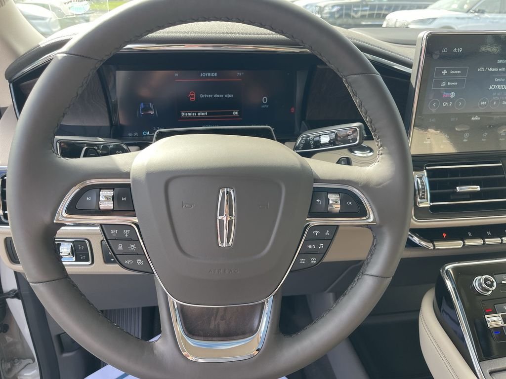 Used 2024 White Lincoln Reserve image 14