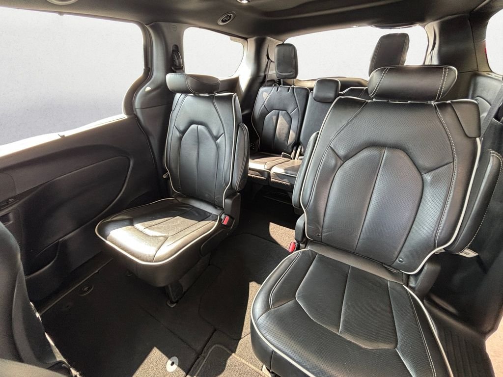 Used 2025 White Chrysler Limited image 9