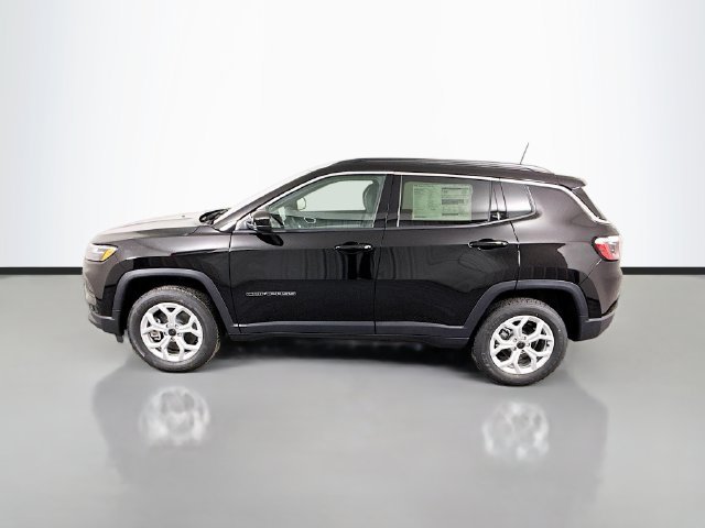 New 2026 Diamond Black Crystal Pearl-Coat Exterior Paint Jeep Latitude image 4