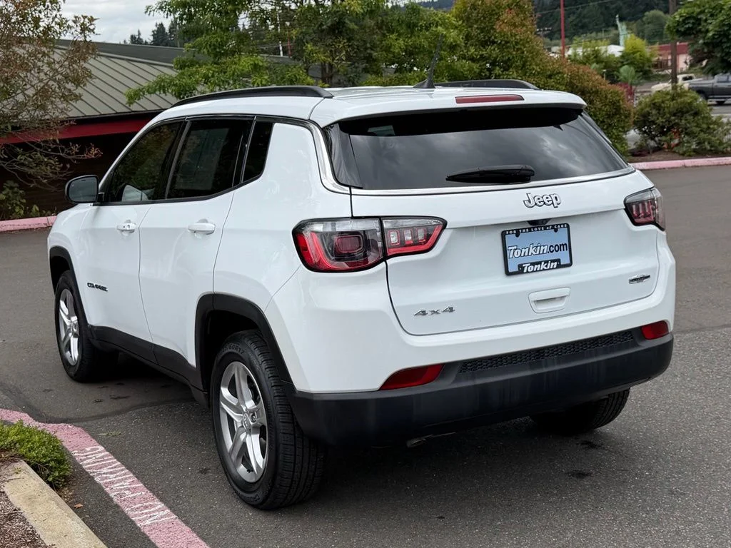 Used 2024 White Jeep Latitude image 5