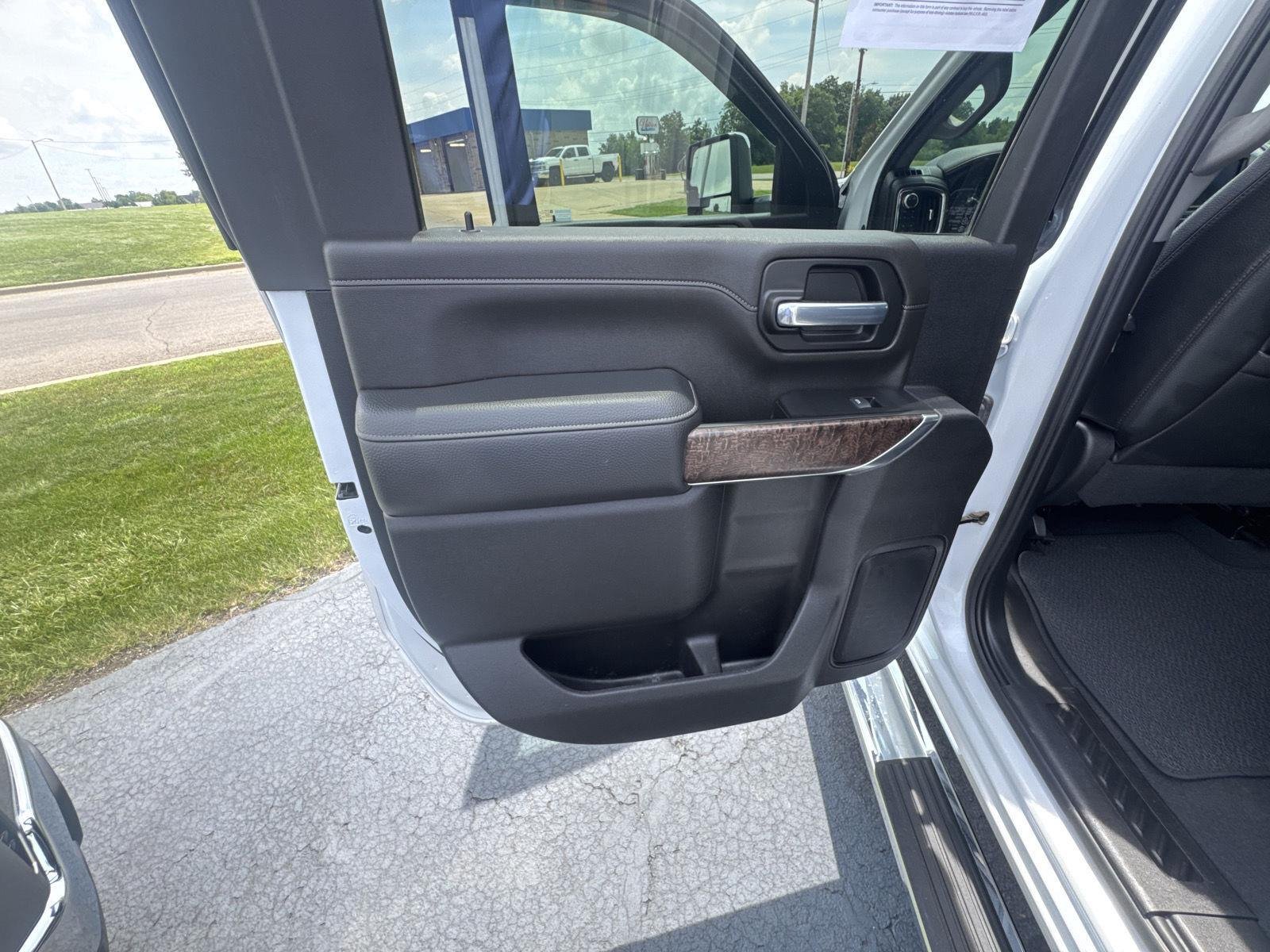 Used 2023 White Frost Tricoat GMC Denali image 12