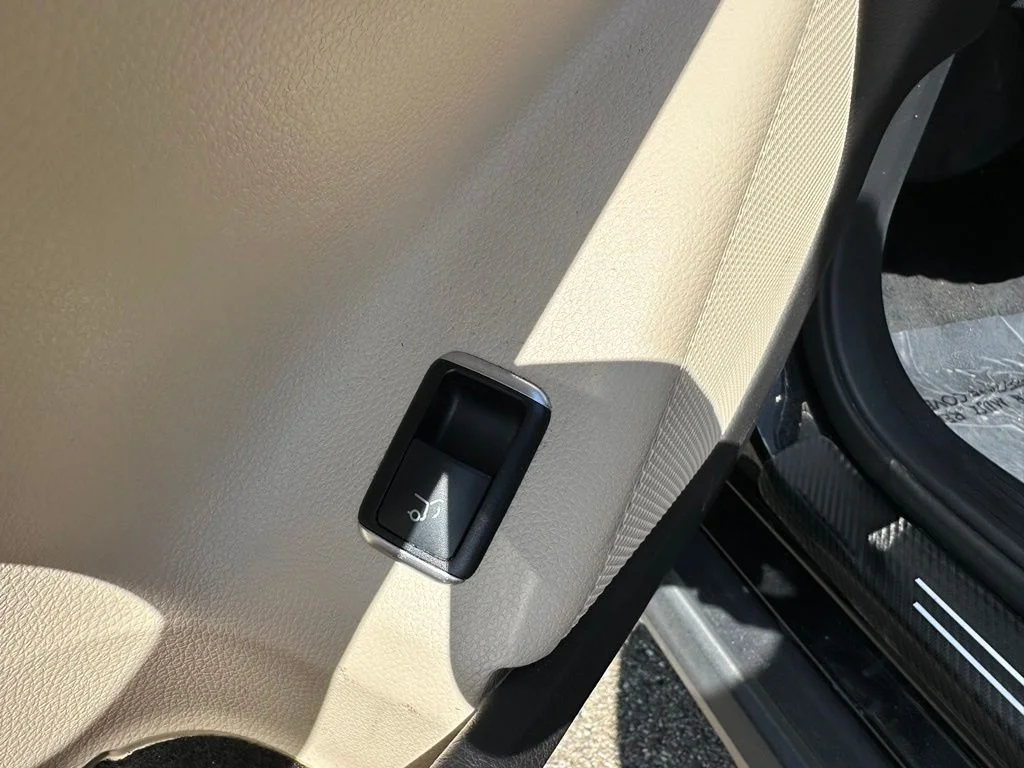 Used 2015 Black Mercedes-Benz GLA 250 image 16