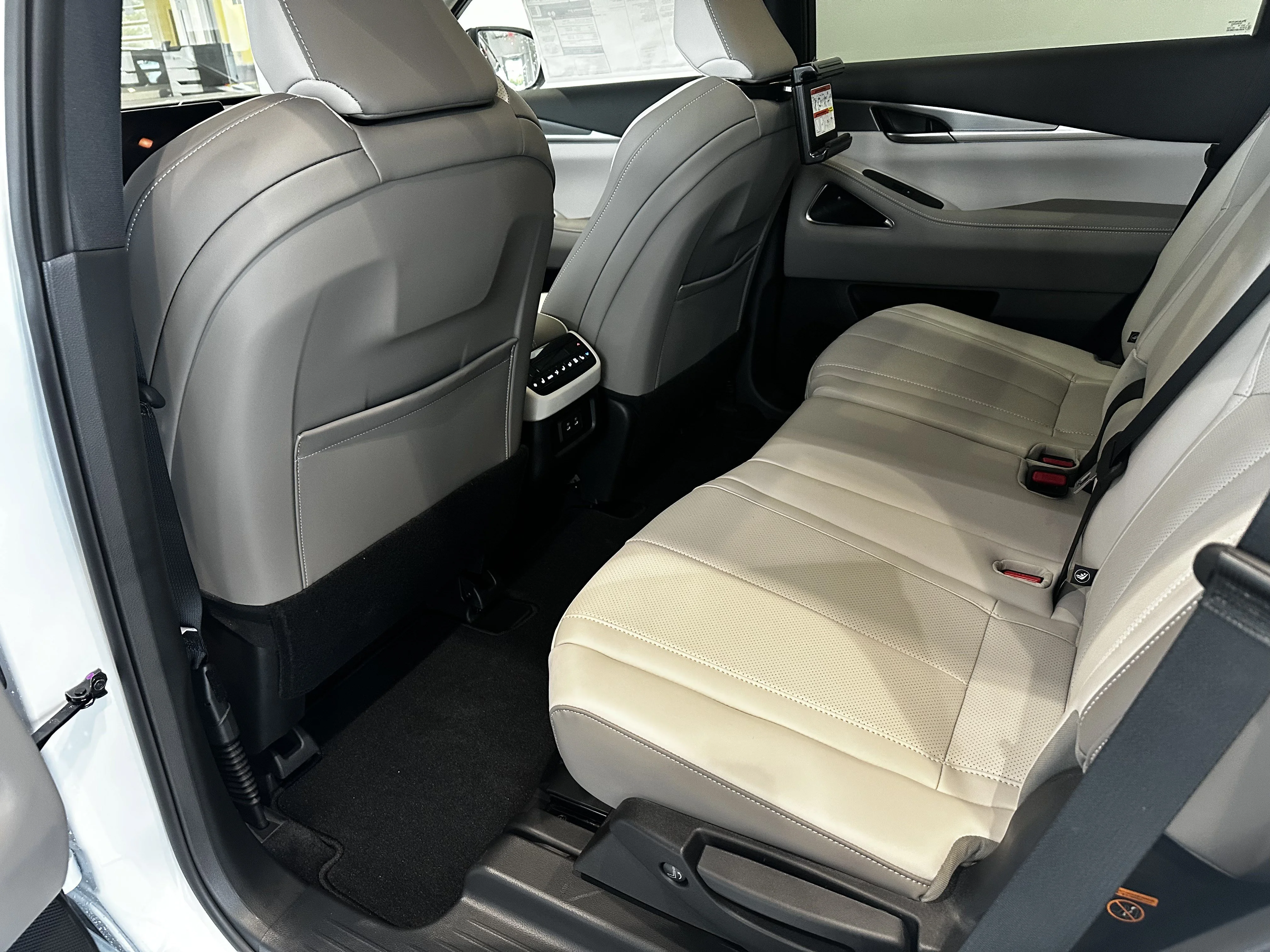 New 2027 RADIANT WHITE INFINITI Luxe AWD image 12