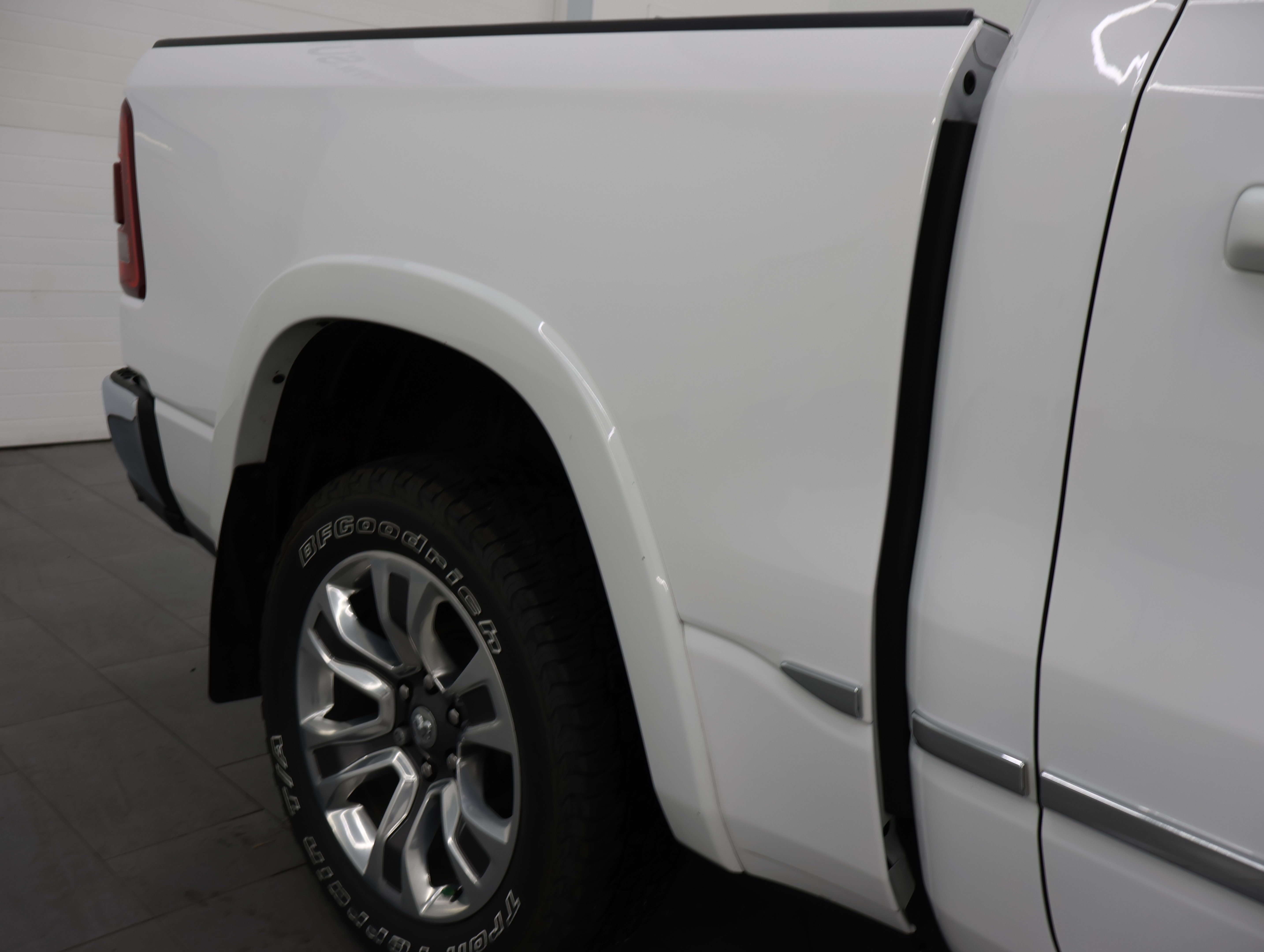 Used 2023 Bright White Clearcoat Ram 4x4 Crew Cab Limited: CREW-SHORT-LIMITED LVL 1-NAV-PANO-4WD-HEMI-360 CAM image 33
