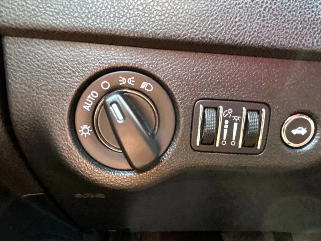 Used 2023 Granite Crystal Clearcoat Metallic Dodge SXT image 21