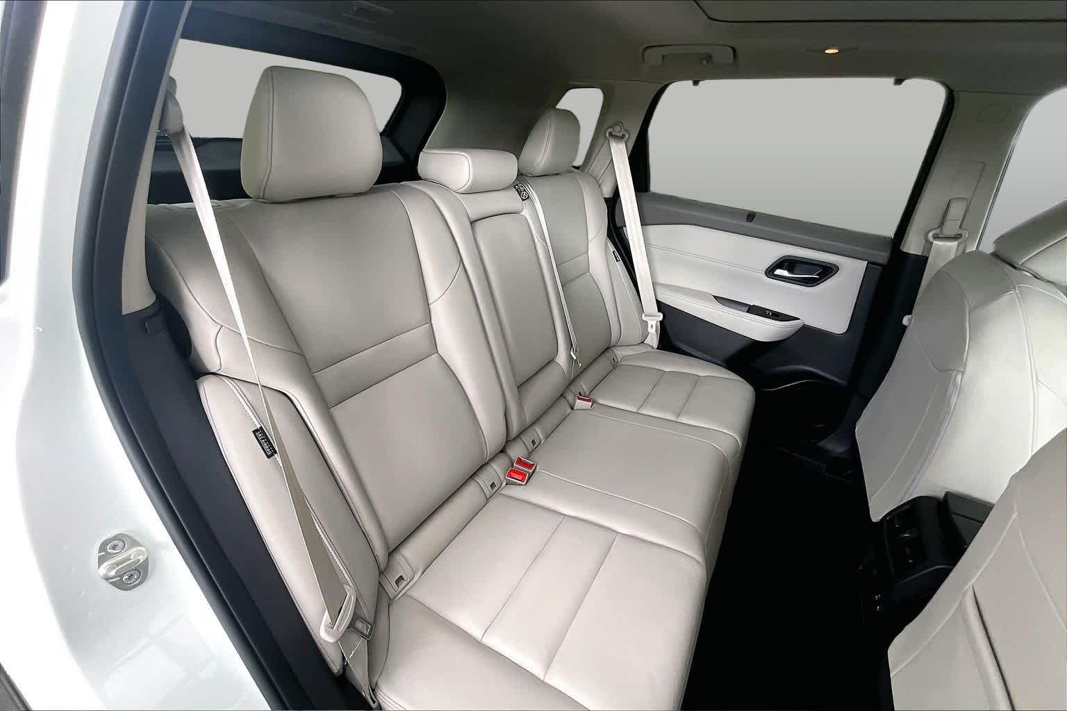 Certified Used 2025 Everest White Pearl/Super Black Nissan SL image 21