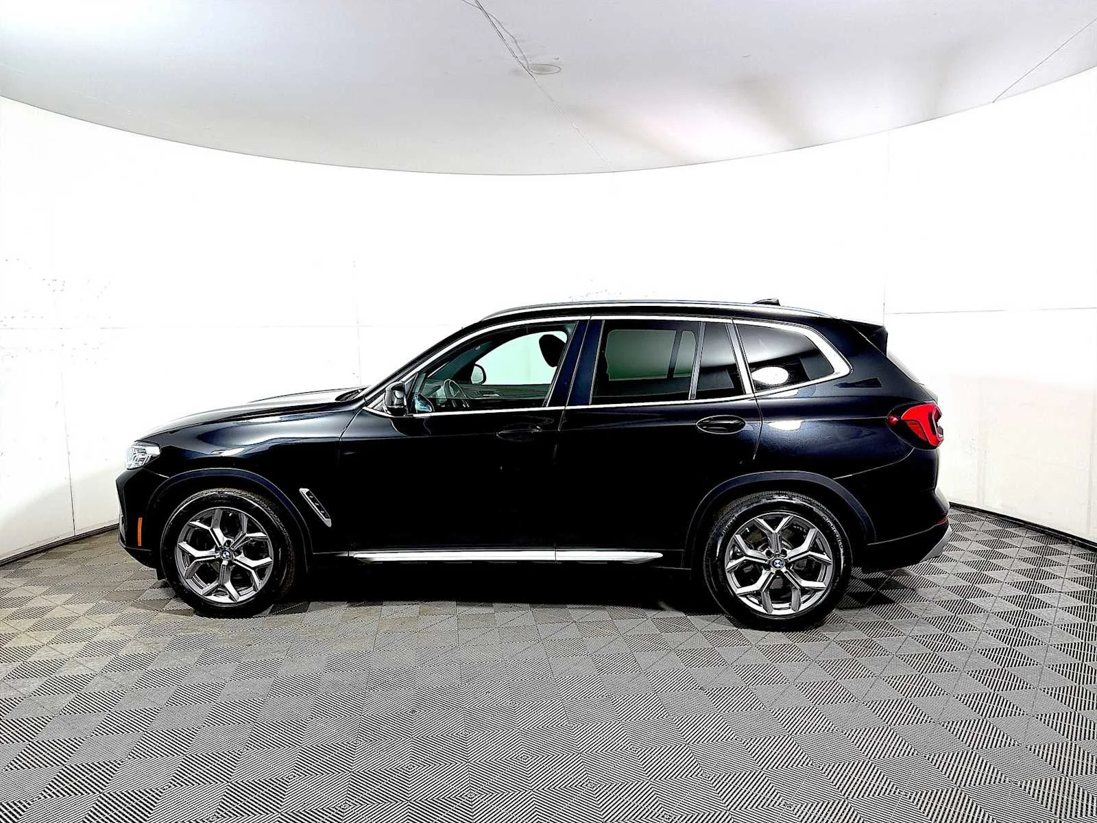 Used 2023 Black Sapphire Metallic BMW xDrive30i image 4