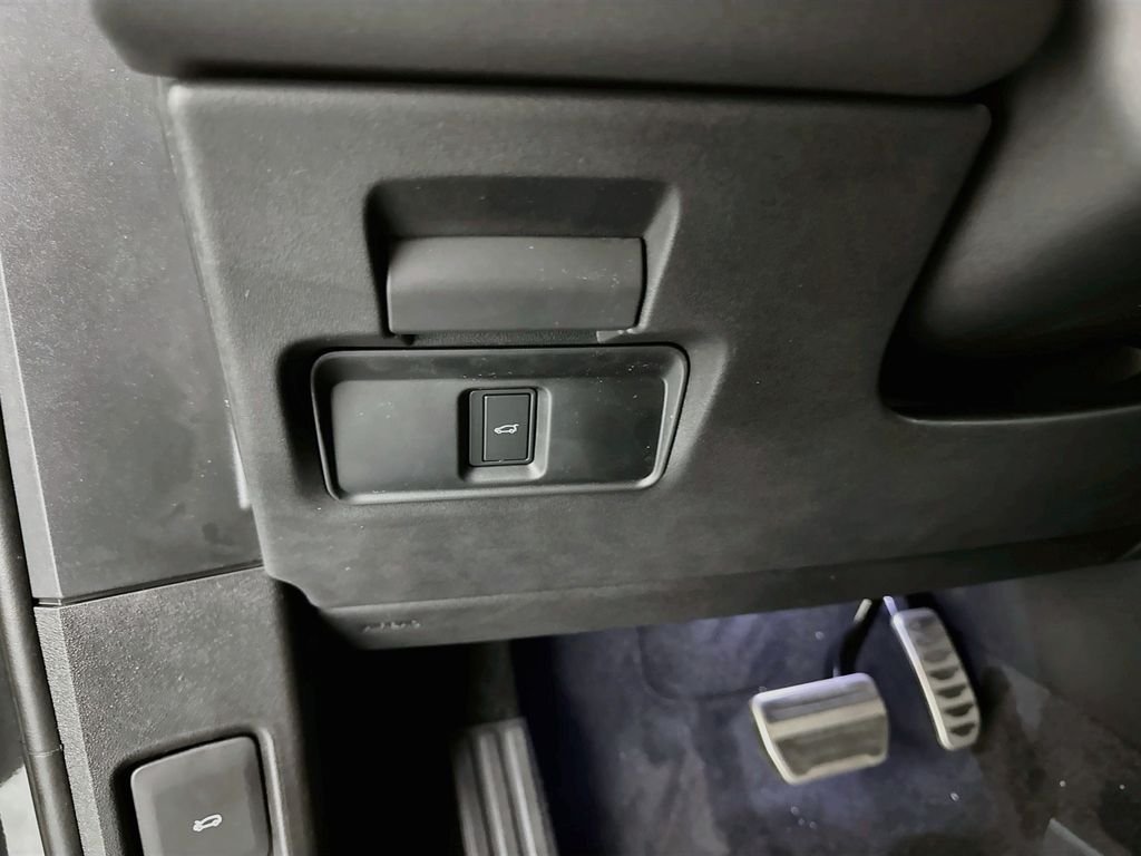 New 2026 Carpathian Grey Land Rover Hoxton Edition image 10