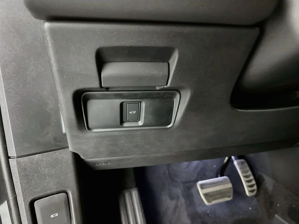 New 2026 Carpathian Grey Land Rover Hoxton Edition image 10