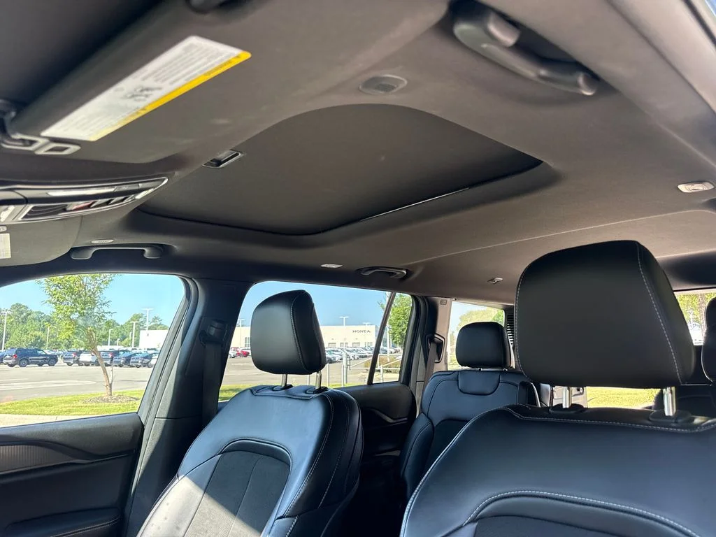 Used 2025 Diamond Black Jeep Altitude X image 31
