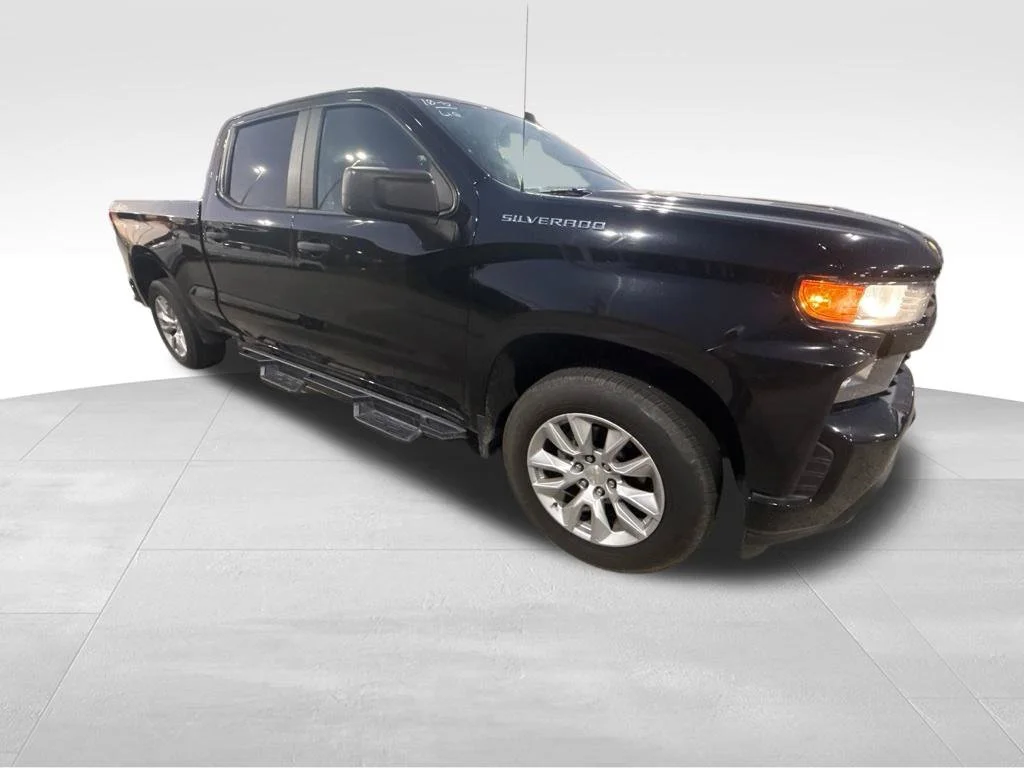 Used 2022 Black Chevrolet Custom image 9