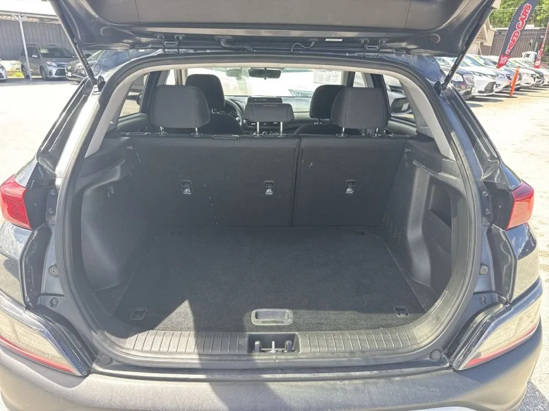 Used 2022 Gray Hyundai SE image 15