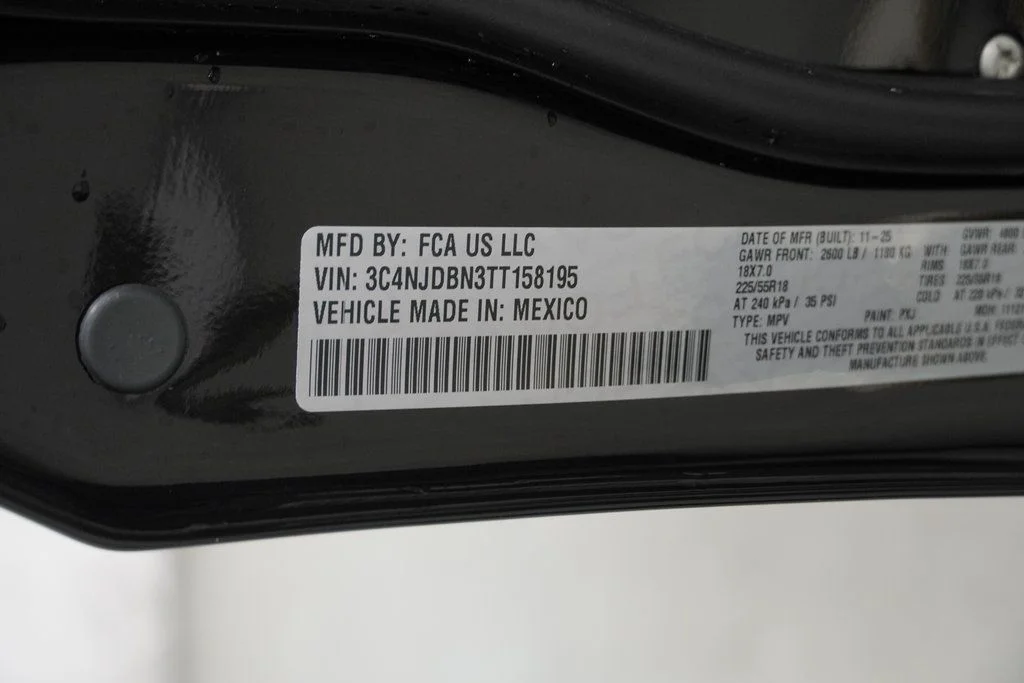New 2026 Diamond Black Crystal Pearlcoat Jeep Latitude image 39