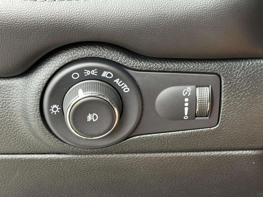 Used 2022 Black Dodge SXT image 27