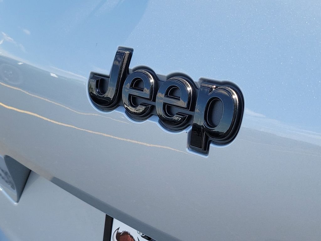 New 2026 Silver Zynith Exterior Paint Jeep Limited image 5