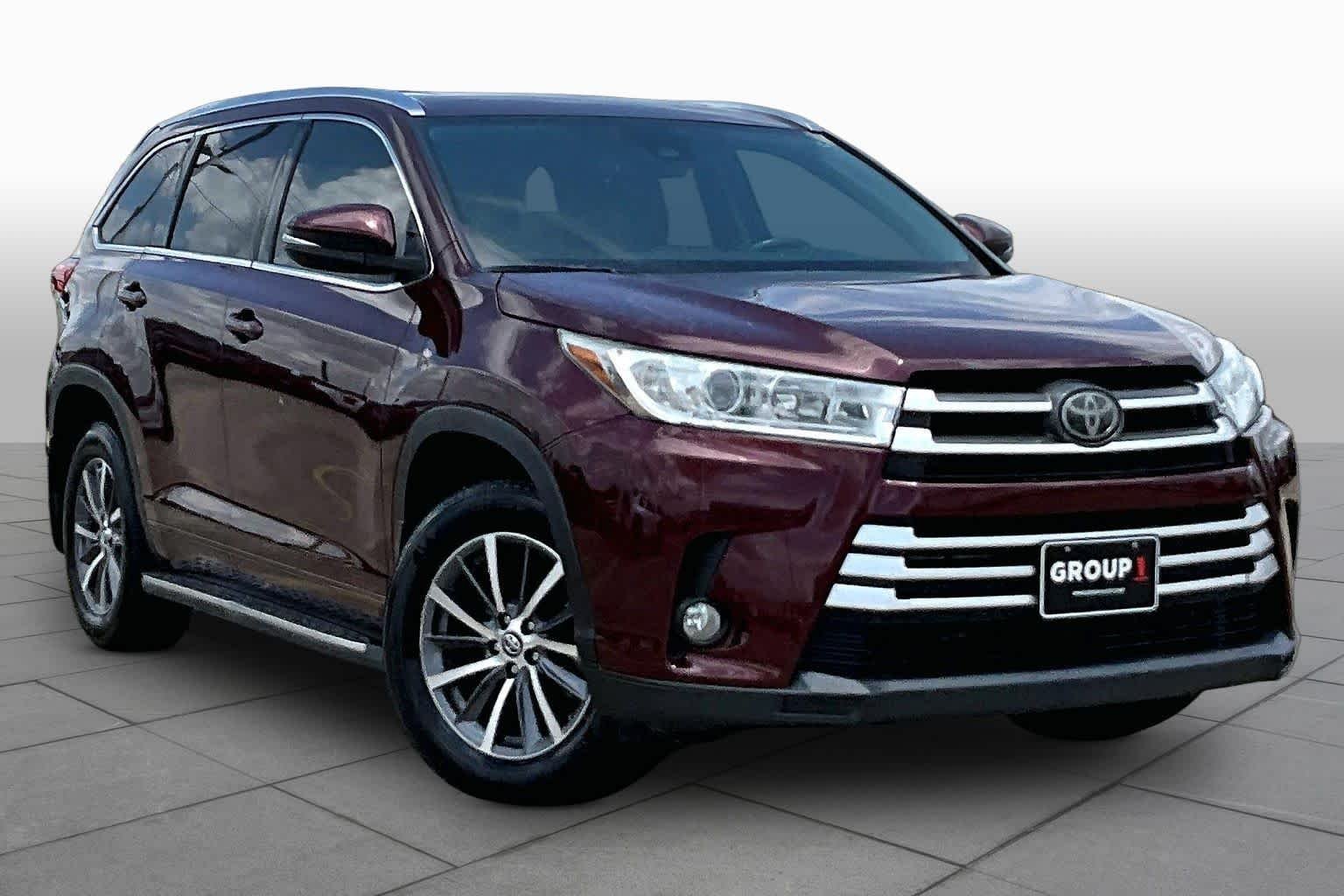 Used 2017 Ooh La La Rouge Mica Toyota XLE image 3