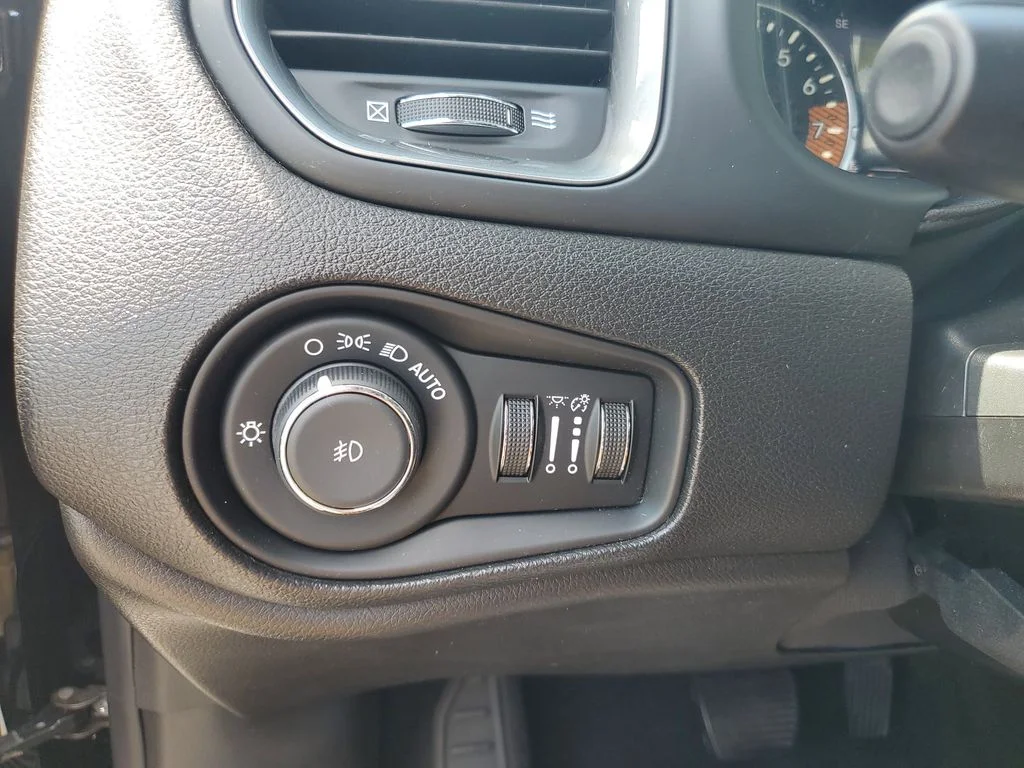 Used 2020 Black Jeep Limited image 21