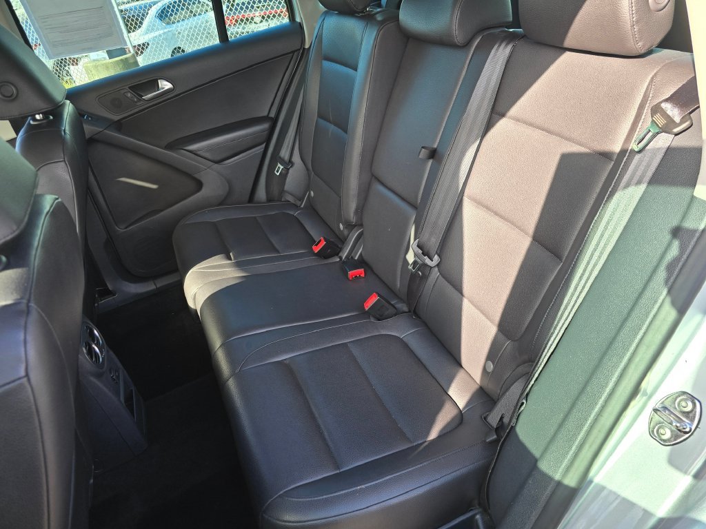 Used 2012 Silver Volkswagen SE image 19